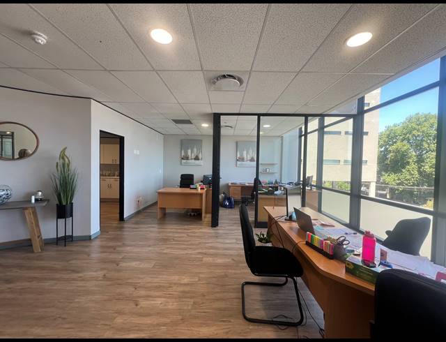272M² OFFICE TO LET IN HYDE PARK